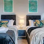Spacious Nottingham Abode - Sleeps 16