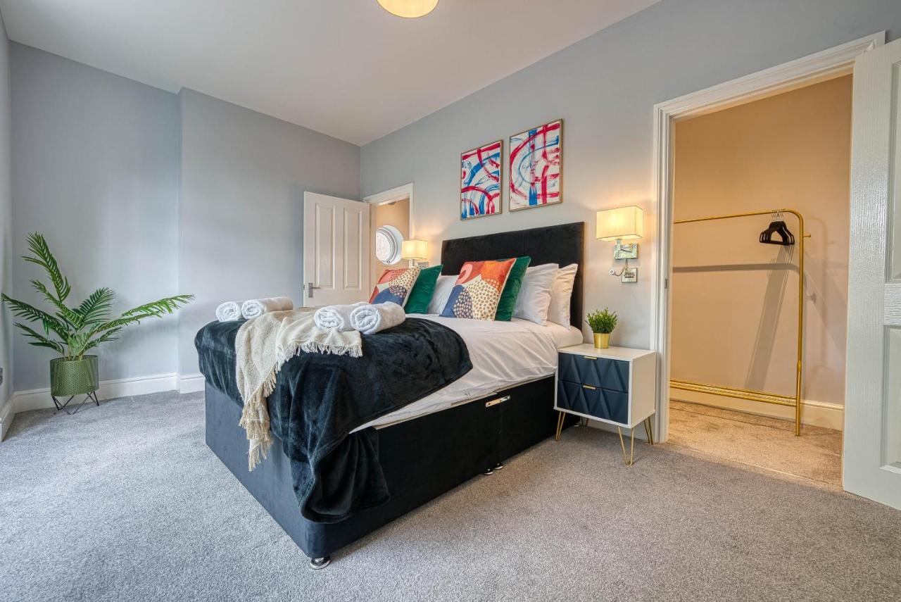 Spacious Abode - Sleeps 16 Apartment
