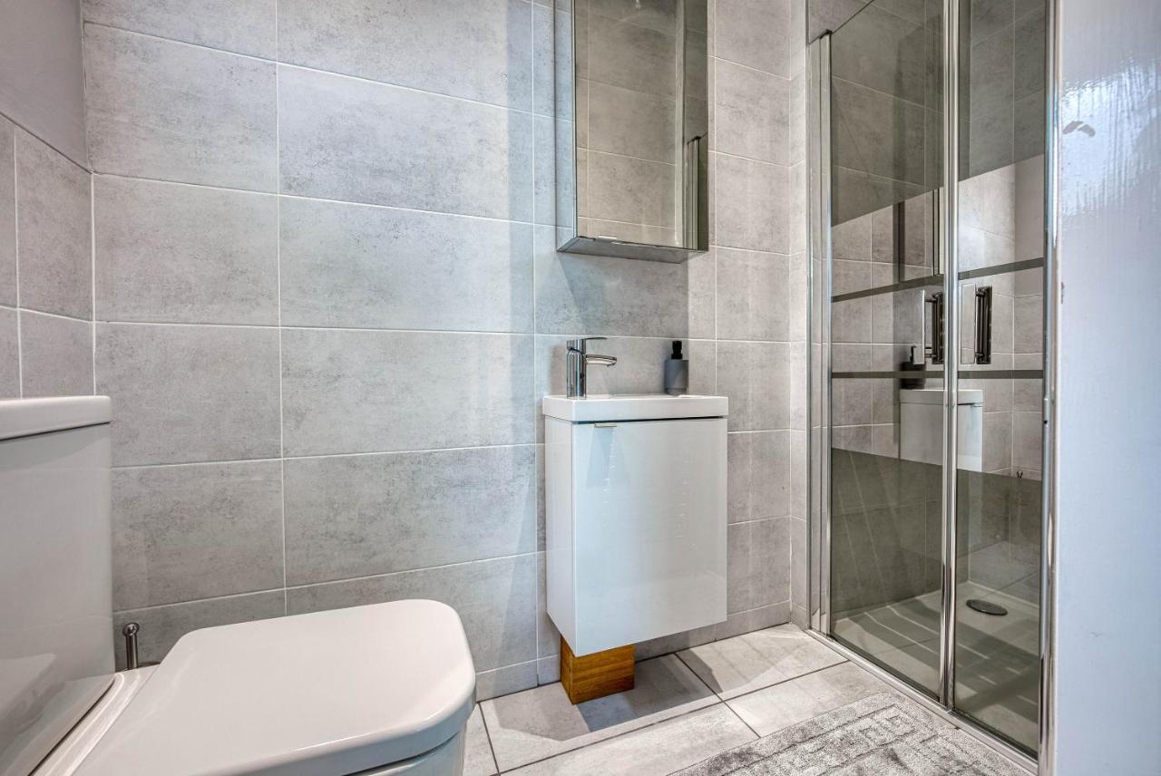 Spacious Abode - Sleeps 16 Apartment *