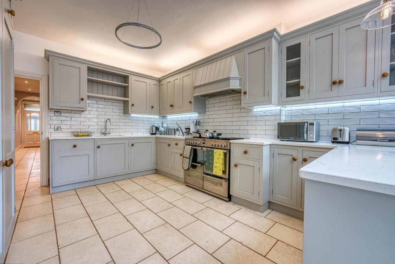 Spacious Abode - Sleeps 16 Apartment *