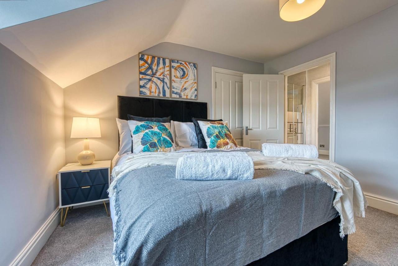 Spacious Abode - Sleeps 16 Apartment *